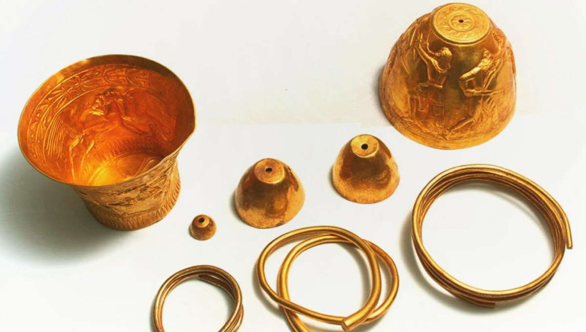 2.400-year-old solid gold ancient bong used by kings to smoke marijuana. 2.400-year-old solid gold ancient bong used by kings to smoke marijuana.
