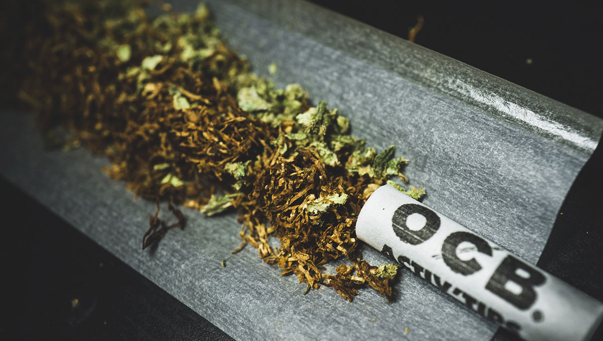 Spliffs are cannabis cigarettes rolled with a small amount of added tobacco. Spliffs are cannabis cigarettes rolled with a small amount of added tobacco.