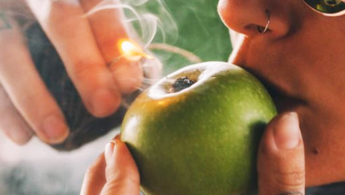How to Make an Apple Bong