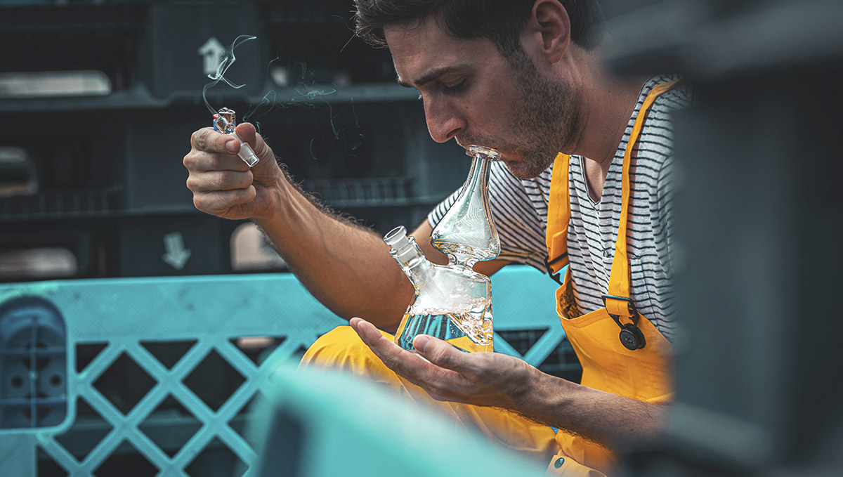 Do's and Don'ts of Setting The Water For Your Bong: Some bongs come with a removable down stem that acts as a carb.