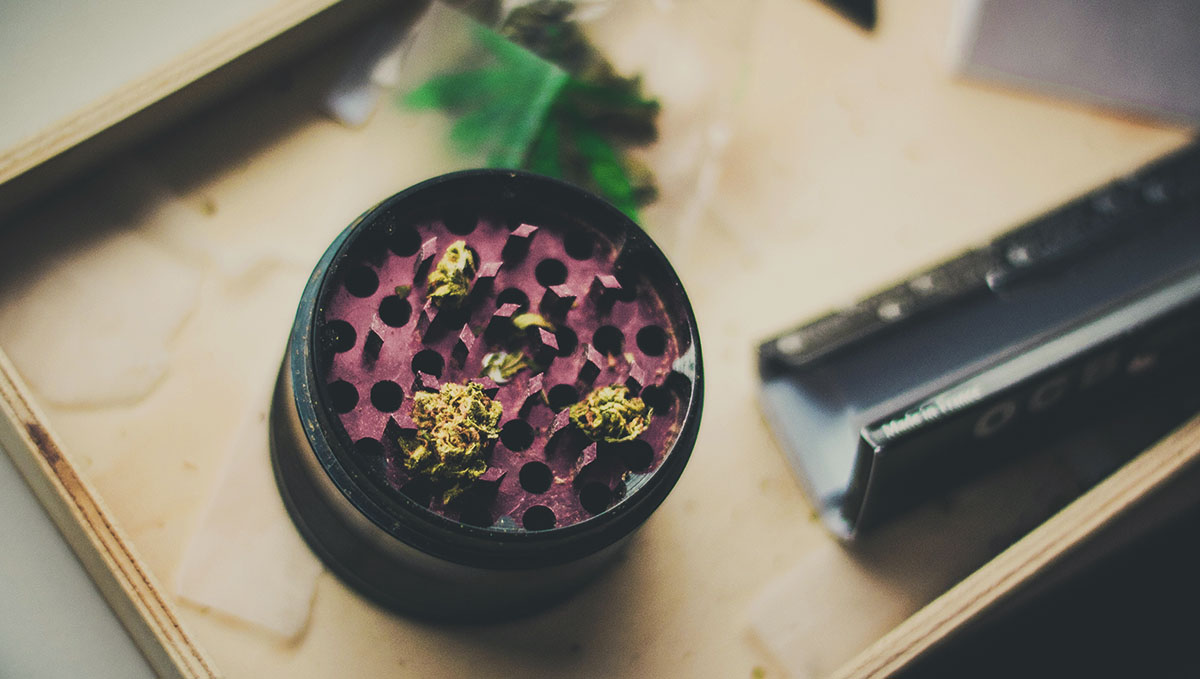 Smoking weed every day comes with several pros and cons. What Happens To Your Body When You Smoke Weed Every Day?: Smoking weed every day comes with several pros and cons.