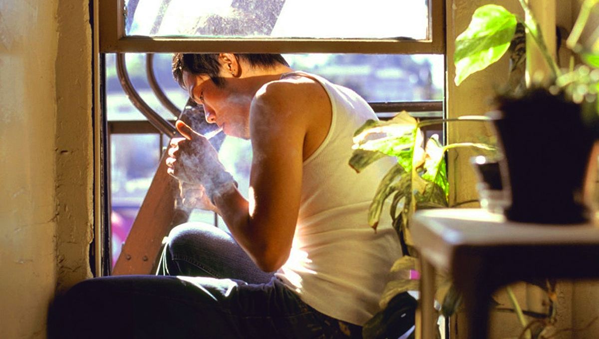 Cracking open a window will get rid of weed smell.