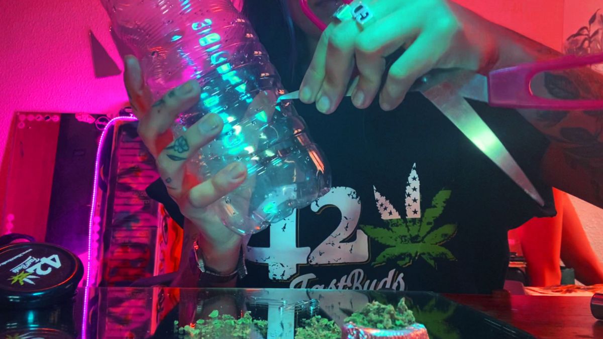 Be careful and don't make the carburetor of your waterfall bong too big. Be careful and don't make the carburetor of your waterfall bong too big.