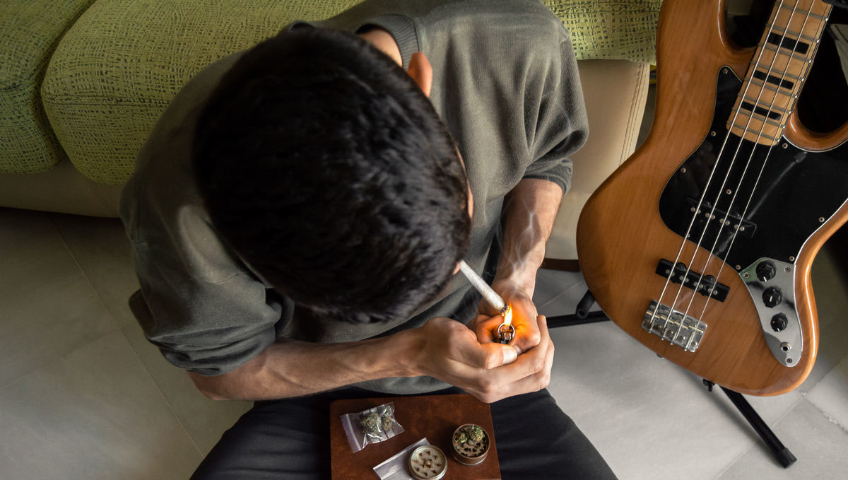 Weed and artists go hand in hand, that's why artsy stoner are a common type. Weed and artists go hand in hand, that's why artsy stoner are a common type.