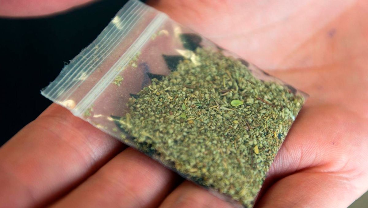 Was ist Synthetisches Cannabis: Gefühl Gefälschtes Gras hat keine Trichome. Achte also genau auf dein Gras, damit du kein synthetisches Cannabis rauchst.