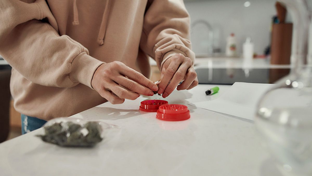 How to use a bong: grind your weed How to use a bong: grind your weed