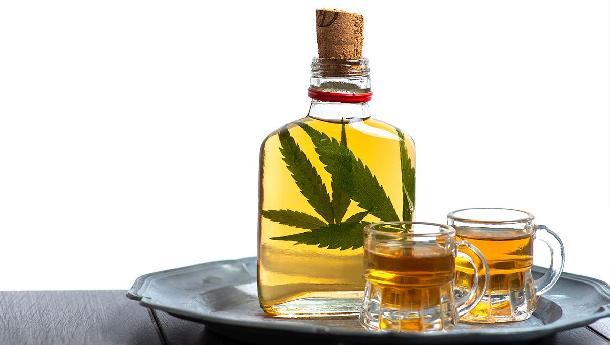 Sei sehr vorsichtig beim Mischen von Cannabis und Alkohol!