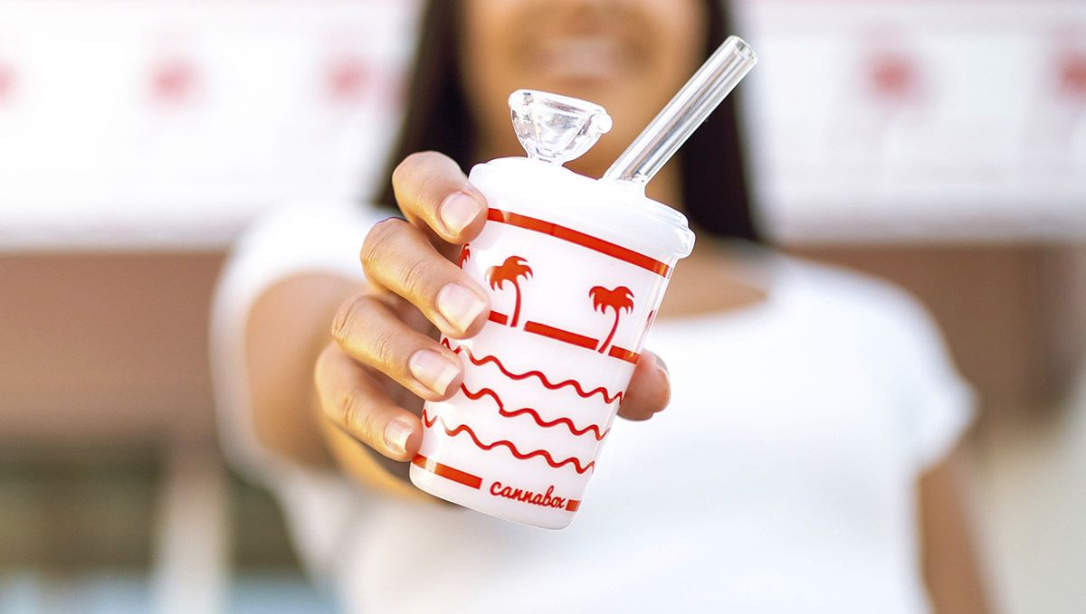 Glasbongs bieten ein angenehmes Raucherlebnis und ermöglichen kompliziertere Designs als andere Materialien.