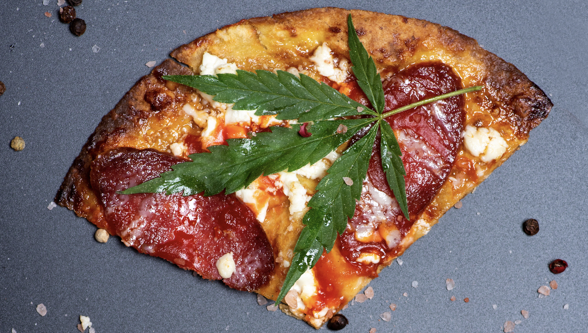 Thailand: Eine Fast-Food-Kette verwendet Cannabisblätter als Pizzabelag: Ein Marihuanablatt auf einer Pizza Thailand: Eine Fast-Food-Kette verwendet Cannabisblätter als Pizzabelag: Ein Marihuanablatt auf einer Pizza